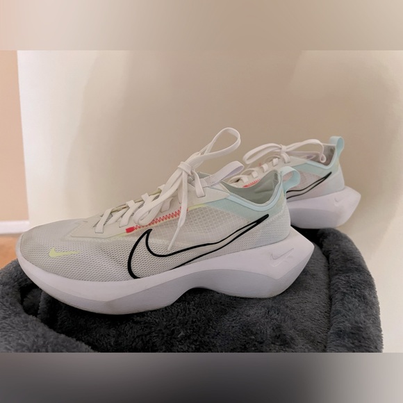 Nike - Picture 2 of 8